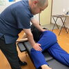 腰回りをやさしくチェックしながら行う全身コンディショニングの様子