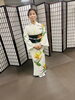 鮮やかな着物と厳かな空間で記憶を刻む「ストレリチア柄の訪問着で楽しむ和モダンコーディネート」