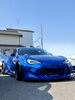 青いカスタムカー、空の下でお披露目「フルカスタムBRZ入庫しました💙レース好き必見の1台🏁」