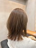 「赤みブラウンのやわらかミディアムウェーブスタイル」