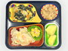 高齢者向け宅配弁当。昼食は豚肉のマヨネーズ風炒め。「8/26(水)の昼食は「豚肉のマヨネーズ風炒め」」