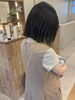 個室で寛ぐ柔らかな光の空間「オリーブの暗髪カラーで、くくれる長さのツヤボブに🫒」