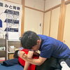 骨盤から背中まで支えるカイロ施術の様子