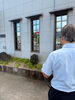花壇の水やり「私たちの一日は、朝の掃除から始まります。」