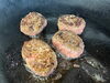 「ひとつひとつ手をかけて焼き上げる、トレビのハンバーグ」