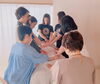 一人の方へ全員でレイキヒーリング。みんなが一体化するような感覚で、とてもパワフルな体感を経験できます「カルナ＆ライタリアンレイキを、もう一度暮らしの中へ」