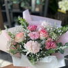 ピンクと白でまとめた花束のご紹介