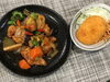「本日のAランチは　とりからと野菜の黒酢あえ」