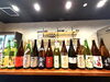 カウンターに並ぶ日本酒。全国の蔵から選んでそろえています。「【小樽・花園】日本酒、全国から30種類以上そろってます🍶」