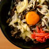生卵・温玉でまろやかに楽しむ炒め肉丼 BLACKの豚丼