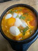 「辛さとうまみを楽しむ定番の순두부찌개」