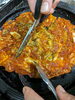 「鉄板で焼き上げる 김치지지미をお酒と一緒に」