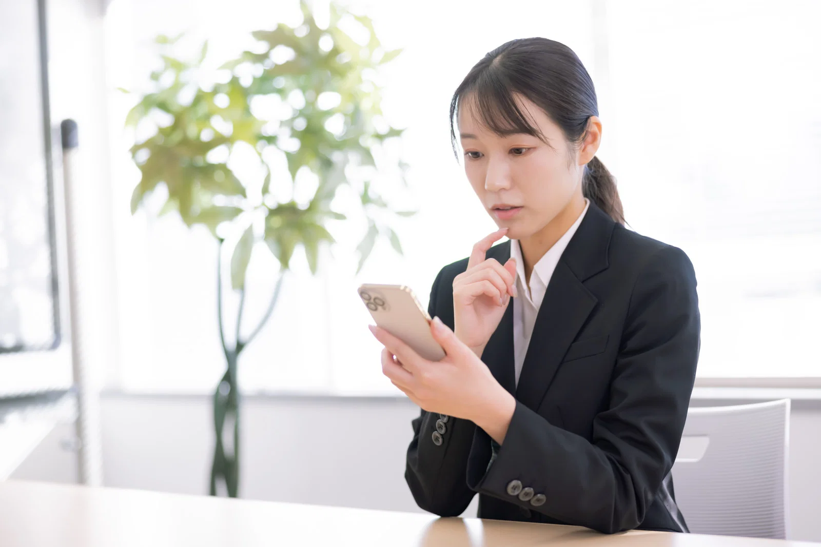 「スマホ首の根本原因は「骨盤の開き」？効果的な解消ストレッチ」