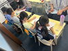 幼児さんの学習風景「幼児さんの学習風景。笑顔で触れ合うお友達と肩を並べ集中して学ぶ時間【足立区 梅島 梅田 関原 西新井 学習塾 幼児 自学自習】」