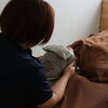 首や肩を触る前に、姿勢も見ています