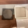 吸気口のクリーニングで室内環境を快適に。部品を外してホコリを除去した作業事例