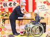 ご長寿をお祝いし、施設長より表彰状をお渡ししました。「笑顔と拍手に包まれた温かなひととき！敬老会を開催しました(^▽^)/」