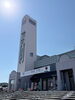 「青空に映える足寄駅！松山千春さんデビュー50周年の節目を祝う横断幕とまちの風景」
