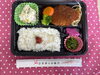 「本日の手作り弁当は、淡路島産玉ねぎ香る特製デミグラスのハンバーグです」