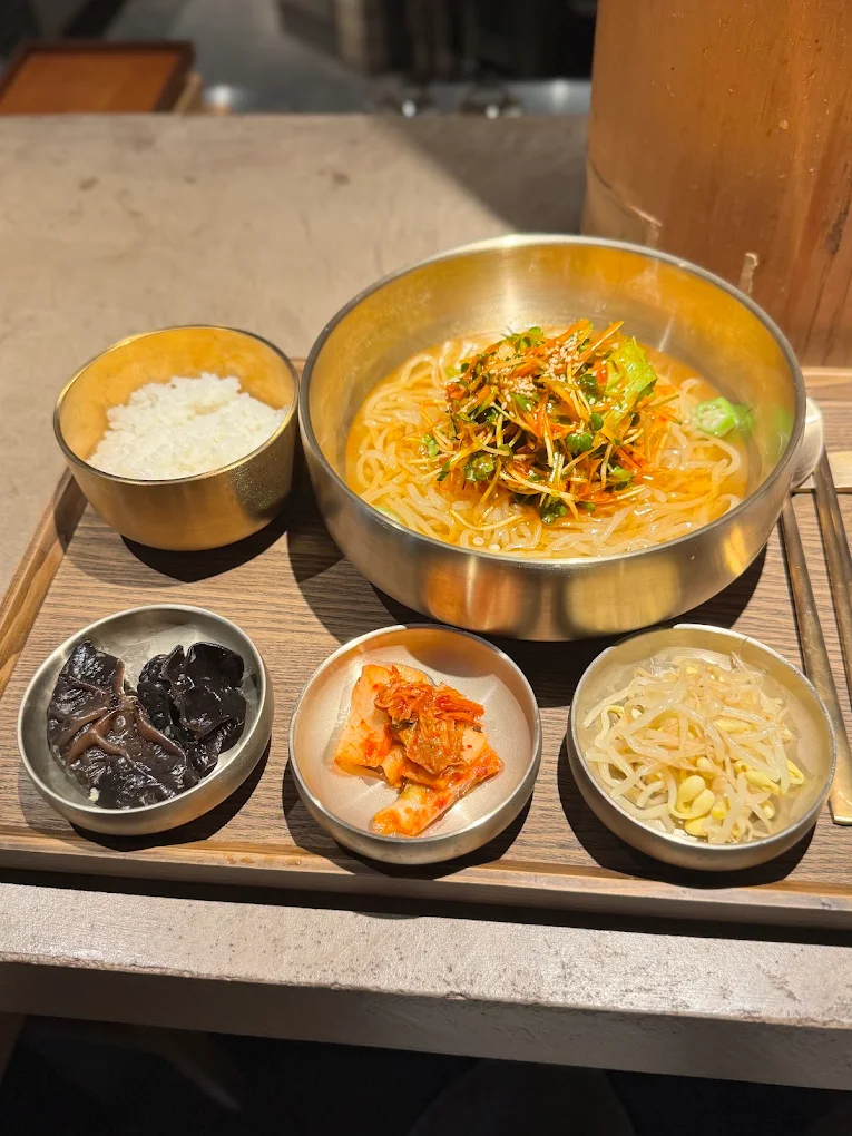 喉ごしと辛旨スープを味わう。期間限定「旨辛ビビンククス」ランチのご案内