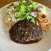 ジューシーな国産牛200g「カムイ自慢のハンバーグステーキ」ランチのご案内