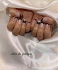 「きらめく輝きとシックな引き締め感を両立するフラッシュネイル×黒フレンチ」