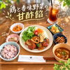 本日も元気に営業中！彩り豊かな「鶏と香味野菜の甘酢餡」ランチをご用意しています