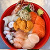 いろんな海鮮丼があります！特にホタテ・ウニ・タコが人気ですね！組み合わせて食べてみてくださいね！お値段もお手頃価格です(^^)/