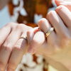 おそろいでも個性を楽しむ。幅や彫りデザインを変えてつくる結婚指輪やペアリングの選び方