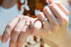 2tone Ring「おそろいでも個性を楽しむ。幅や彫りデザインを変えてつくる結婚指輪やペアリングの選び方」