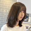 柔らかグレージュ×しっかりレイヤーで軽やかに魅せるミディアムスタイル