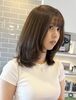 「柔らかグレージュ×しっかりレイヤーで軽やかに魅せるミディアムスタイル」