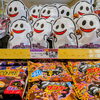 ハロウィン特設売場が登場！にぎやかな限定お菓子が勢ぞろいしました