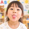 口と舌の準備運動をする生徒「英語を話す前のウォーミングアップ！口のストレッチで楽しく育む話すための土台づくり」