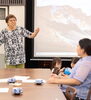 振り付け付きで歌っている保育士さん「親子英語教室をスタート時から支える大切な存在！歌と踊りで子どもたちを包み込む心強いスタッフのご紹介」