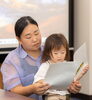 親子英語教室の親子の様子「新しい物語に出会うたび絵本を1冊プレゼント！親子で夢中になれる親子英語教室のあたたかな時間」