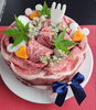 「1年目の結婚記念日を彩る黒毛和牛肉ケーキで心に残るお祝いを」