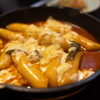 とろ〜り濃厚チーズと甘辛だれが絡む 定番人気のチーズトッポギ（치즈 떡볶이）