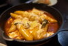 「とろ〜り濃厚チーズと甘辛だれが絡む 定番人気のチーズトッポギ（치즈 떡볶이）」