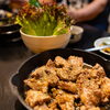 香ばしい照りと柔らかな肉の旨みを味わう自慢の돼지갈비（デジカルビ）