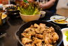 「香ばしい照りと柔らかな肉の旨みを味わう自慢の돼지갈비（デジカルビ）」