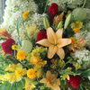 式典を彩る、華やかな季節の装花