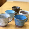 カフェこぴーぬで出会う、温もりあふれる四つ葉ハウス陶芸班のマグカップと器たち