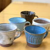 カフェこぴーぬで出会う、温もりあふれる四つ葉ハウス陶芸班のマグカップと器たち