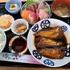 秋田県名産ハタハタの煮付け＋刺身盛り合わせ定食のご紹介　2800円