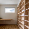 壁一面の本棚と窓辺のカウンター！心ゆくまで読書を楽しむ住まいづくりの工夫をご紹介します♪