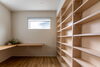 「壁一面の本棚と窓辺のカウンター！心ゆくまで読書を楽しむ住まいづくりの工夫をご紹介します♪」