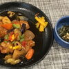 本日のAランチは　とりからの野菜たっぷり黒酢あえ