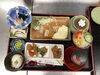 「サクサクのマグロかつに新鮮なお刺身や多彩な小鉢が並ぶ家庭的でほっとする和定食」