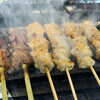 炭火ならではの香ばしさが食欲をそそる！鳥メロ自慢の串焼きを店内で熱々ジューシーにお楽しみください🐥🔥！